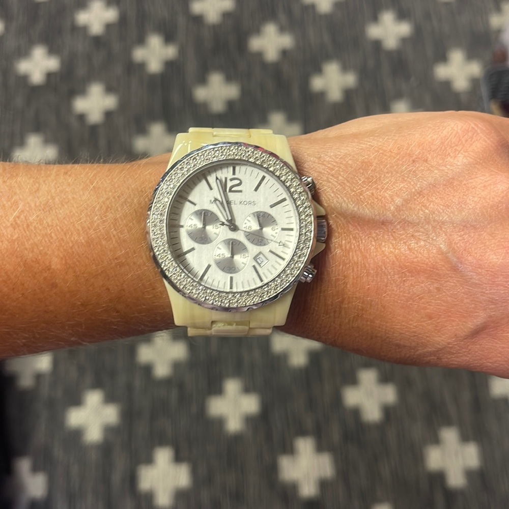 Michael Kors Watch Gently Used With Extra Links Needs Battery - Picture 1 of 4